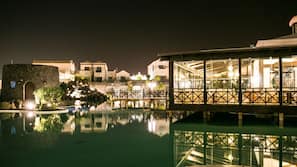 Una piscina cubierta, 3 piscinas al aire libre