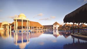 3 outdoor pools, pool umbrellas, sun loungers