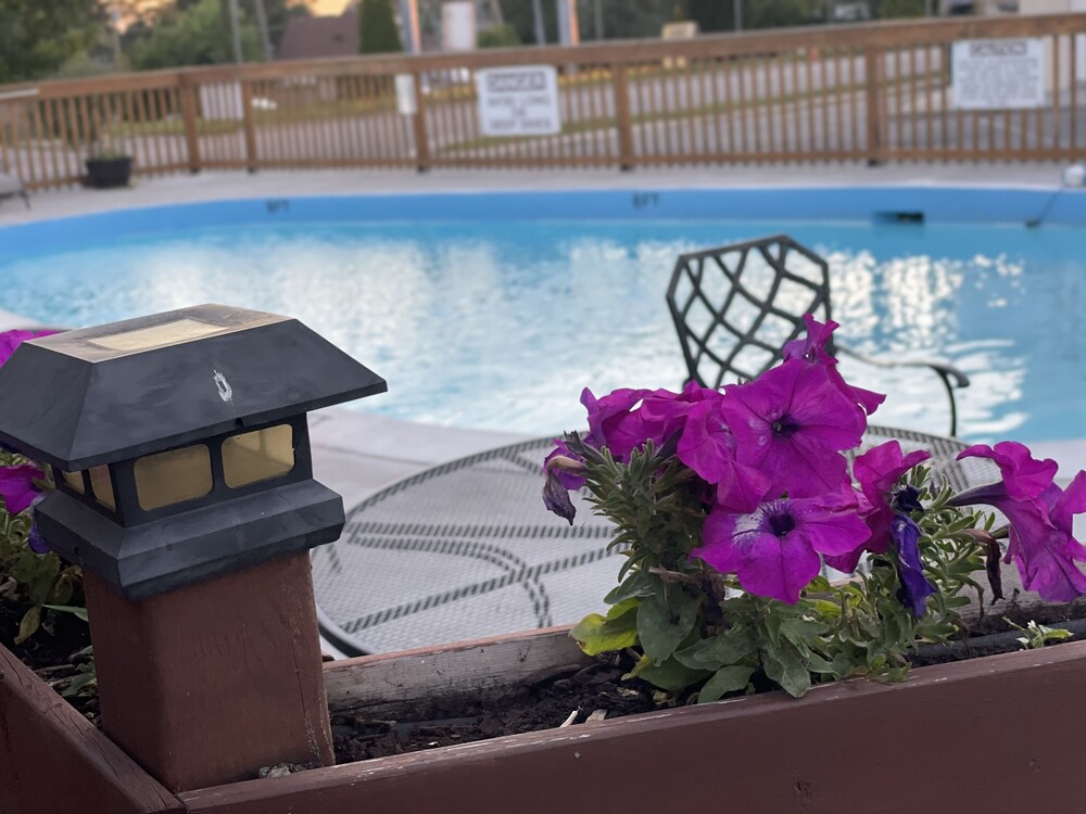 Outdoor pool, Falls Lodge by the Falls