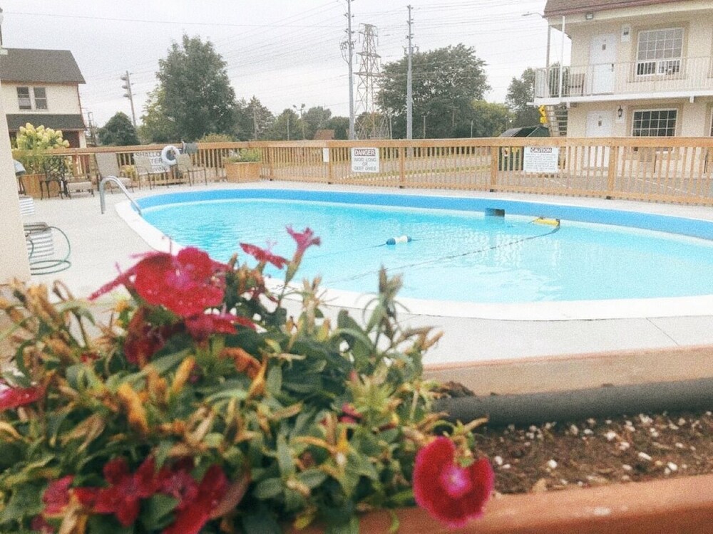 Outdoor pool, Falls Lodge by the Falls