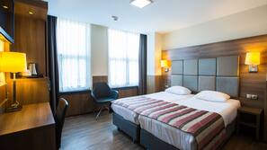 In-room safe, free WiFi, alarm clocks