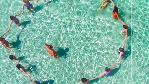 Sulla spiaggia, sabbia bianca, lettini da mare, ombrelloni