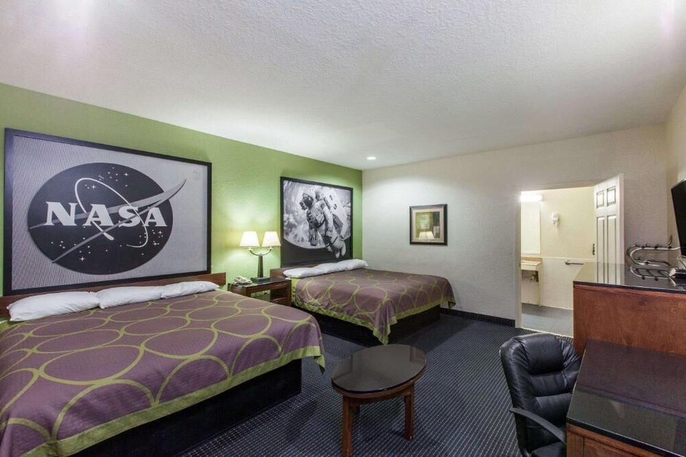 Super 8 by Wyndham Houston Hobby Airport South