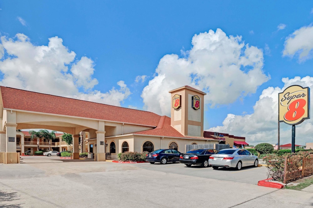 Super 8 by Wyndham Houston Hobby Airport South