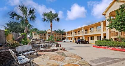 Super 8 by Wyndham Houston Hobby Airport South
