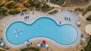Piscina coperta, piscina stagionale all'aperto, ombrelloni da piscina