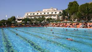 Piscina coperta, piscina stagionale all'aperto, ombrelloni da piscina