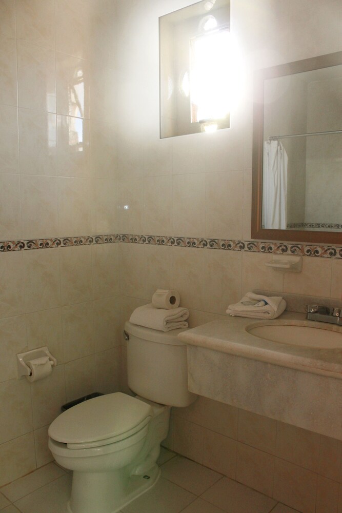 Bathroom, Hotel Vista Express Morelia By Arriva Hospitality Group