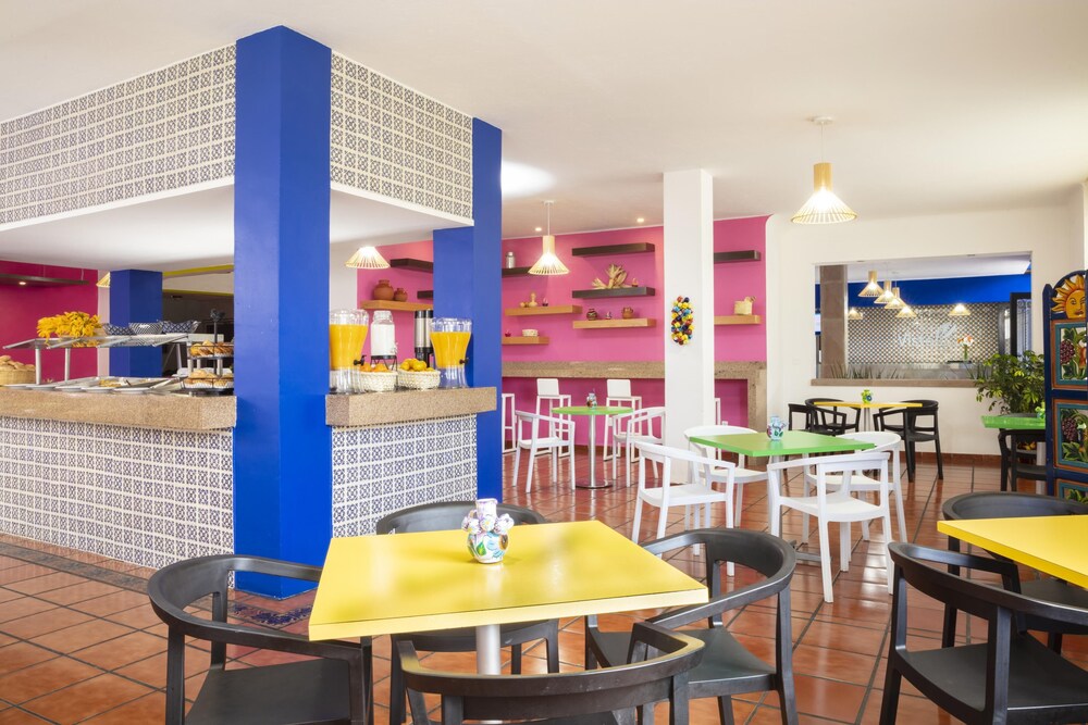 Family dining, Hotel Vista Express Morelia By Arriva Hospitality Group