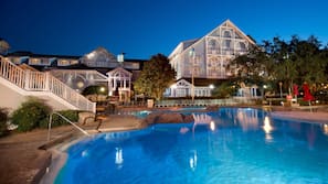 2 outdoor pools