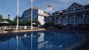 2 outdoor pools