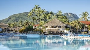 Una piscina al aire libre, tumbonas