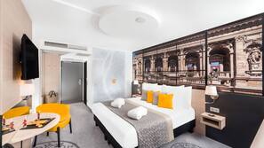 Ropa de cama hipoalergénica, minibar, caja fuerte y escritorio