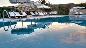 Piscine extérieure (ouverte en saison), parasols de plage