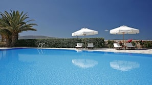 Piscine extérieure (ouverte en saison), parasols de plage