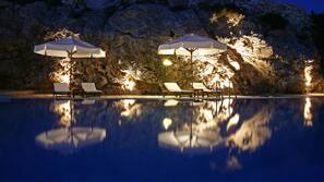 Piscine extérieure (ouverte en saison), parasols de plage
