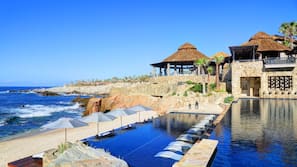 5 piscinas al aire libre, sombrillas