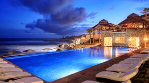 5 piscinas al aire libre, sombrillas