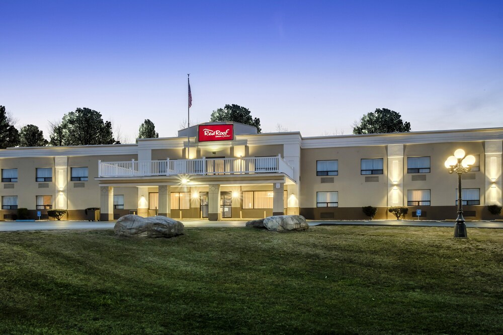 Red Roof Inn & Suites Newburgh – Stewart Airport