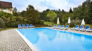 Innenpool, Außenpool (je nach Saison geöffnet), Sonnenschirme