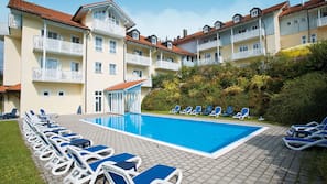 Innenpool, Außenpool (je nach Saison geöffnet), Sonnenschirme