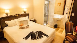 Minibar, caja fuerte, wifi gratis y despertador