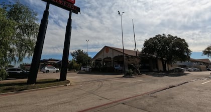 Red Roof Inn & Suites Irving