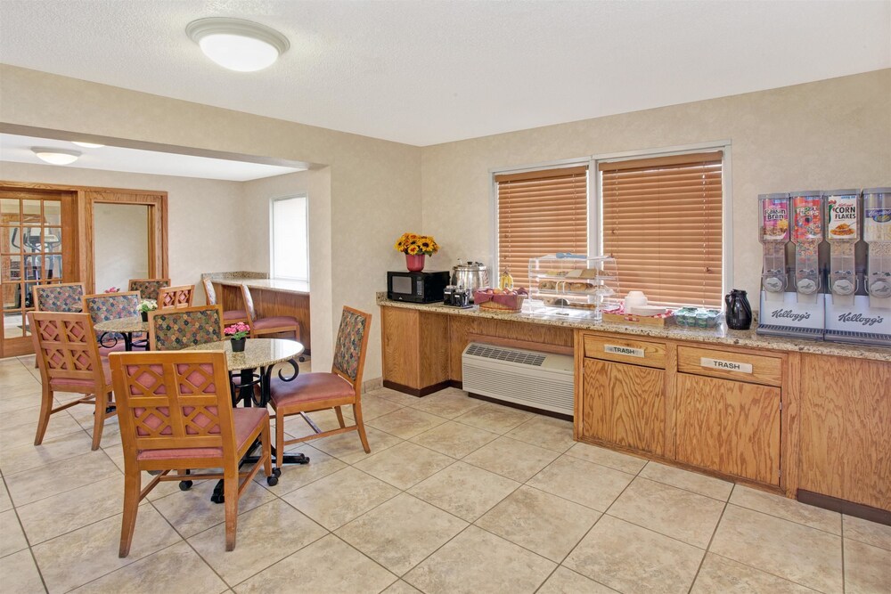 Breakfast area, Motel 6 Alsip, IL