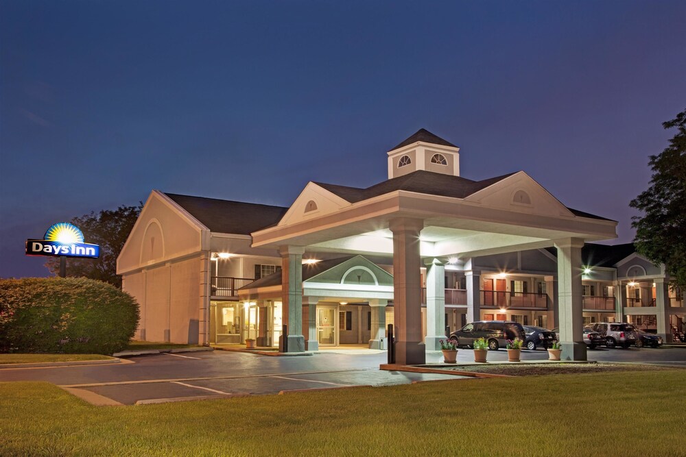 Property entrance, Motel 6 Alsip, IL