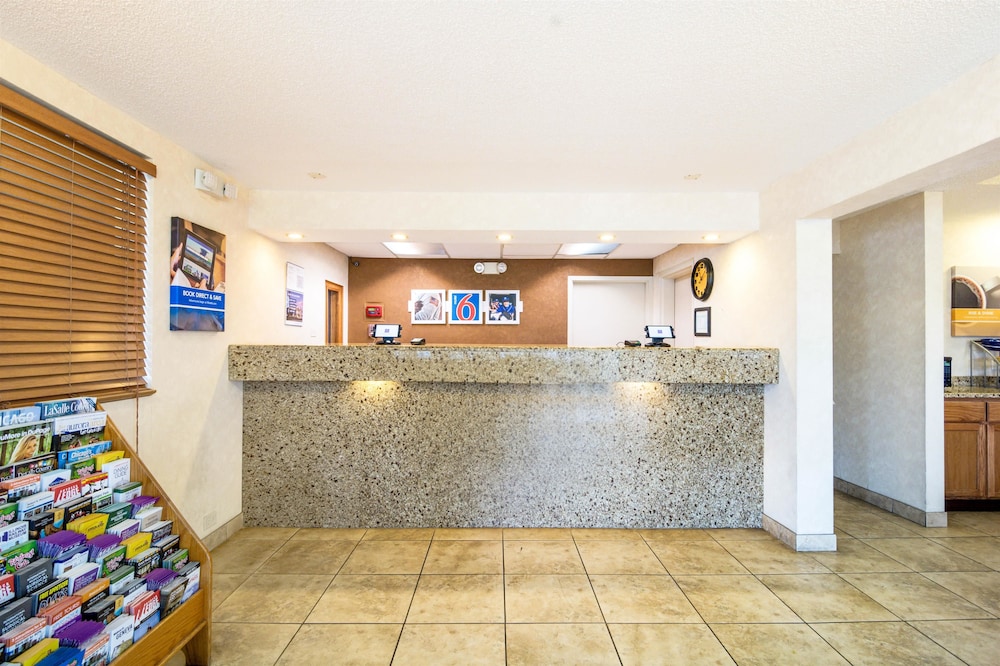 Lobby, Motel 6 Alsip, IL