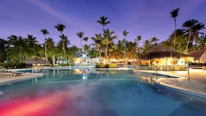 6 outdoor pools, pool umbrellas, sun loungers