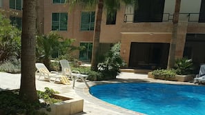2 piscines extérieures, chaises longues