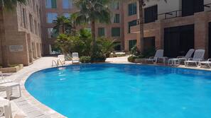 2 piscines extérieures, chaises longues