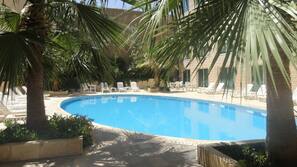 2 piscines extérieures, chaises longues