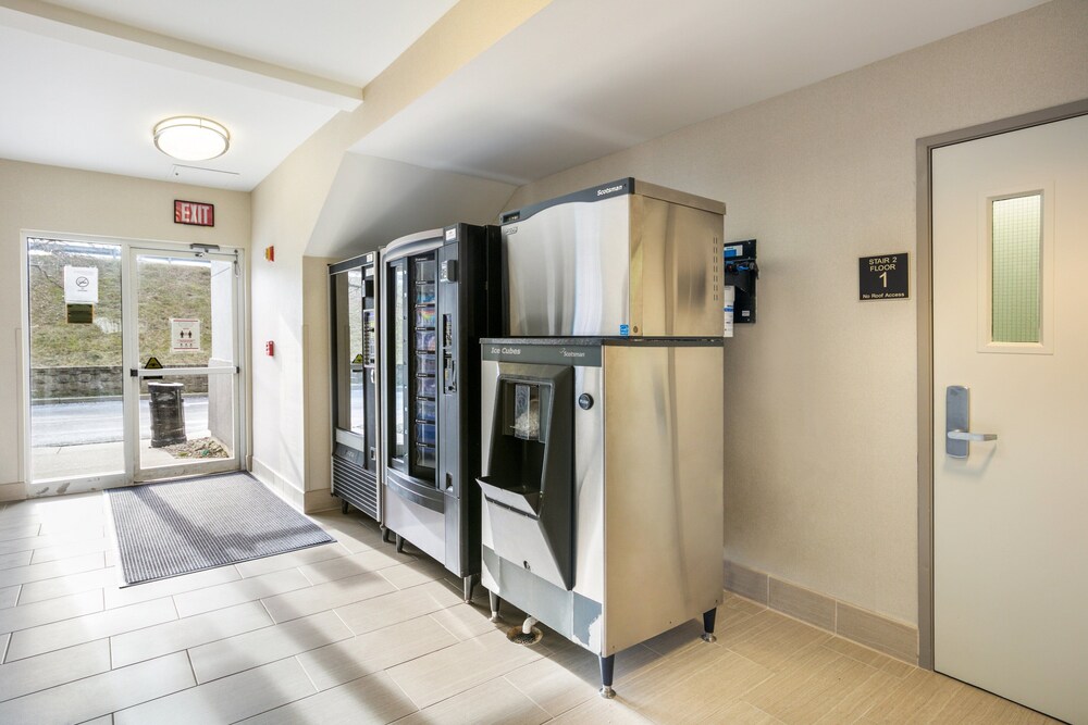 Vending machine, Red Roof Inn PLUS+ Boston - Logan