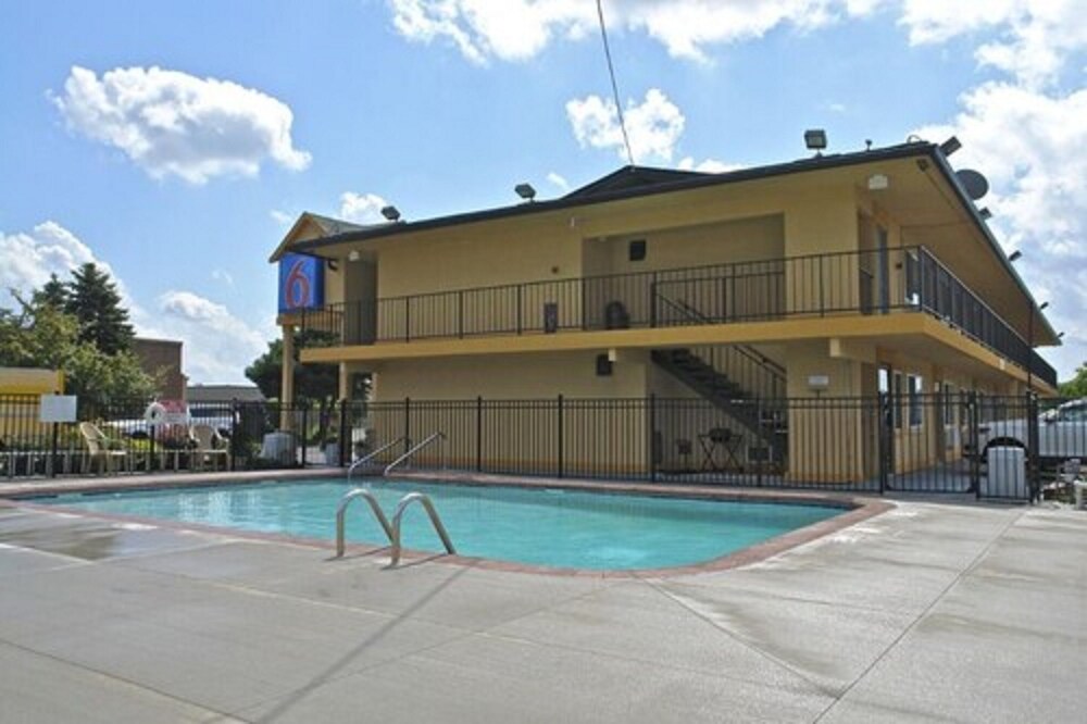 Outdoor pool, Motel 6 Oshkosh, WI