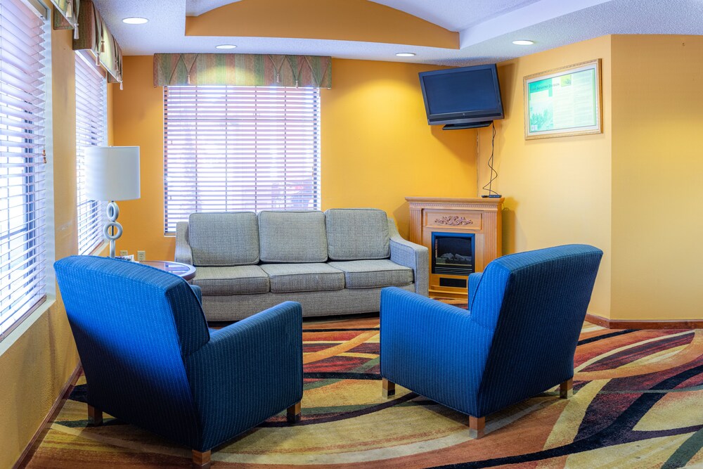 Lobby sitting area, Baymont by Wyndham Hinesville Fort Stewart Area