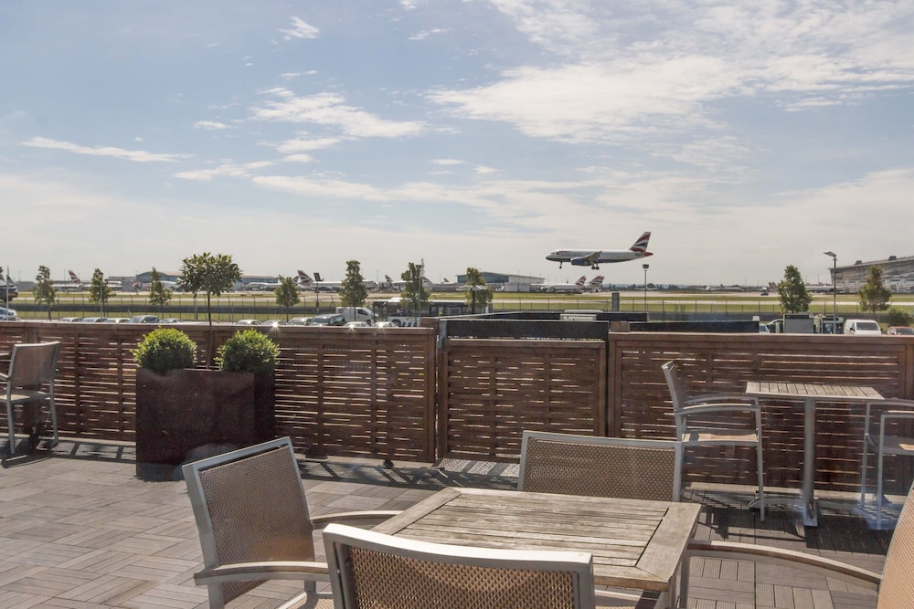 Balcony, Thistle London Heathrow T5