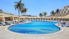 Innenpool, 2 Außenpools, Cabañas (gegen Gebühr), Sonnenschirme