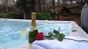 Outdoor spa bath