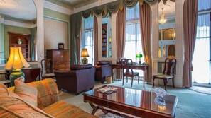 Premium bedding, in-room safe, laptop workspace, blackout curtains