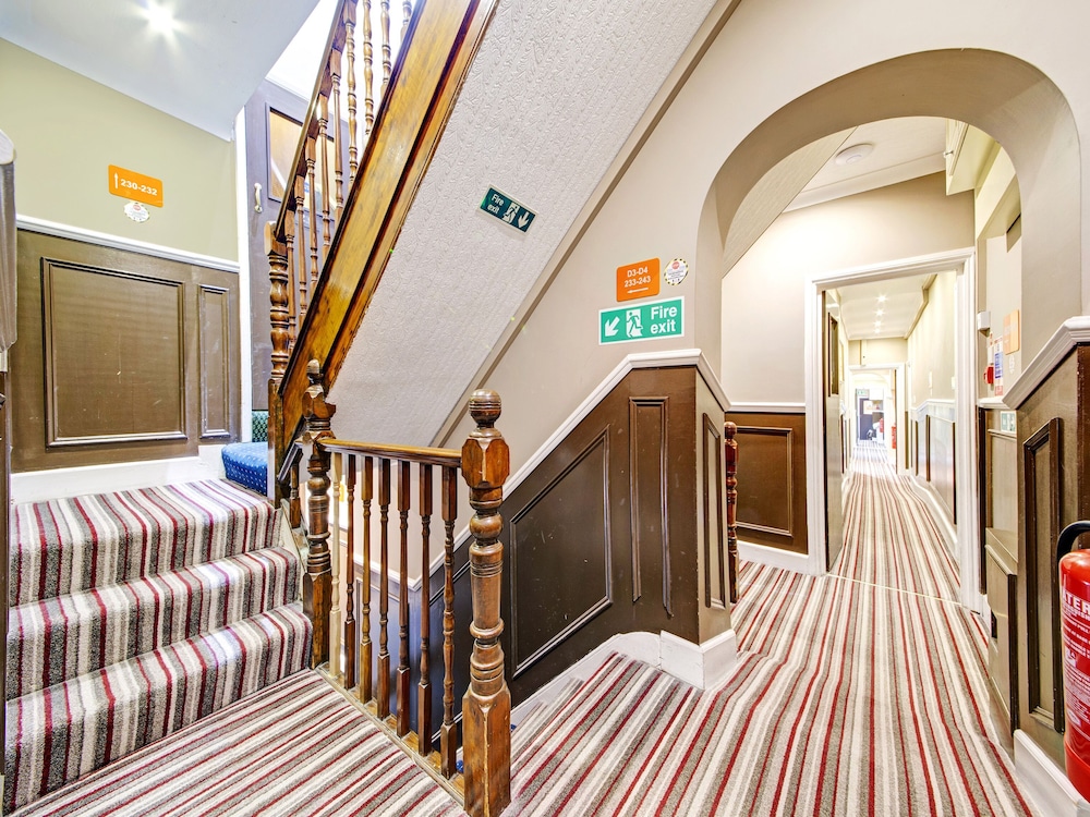 Lobby, OYO Bostons Manor Hotel