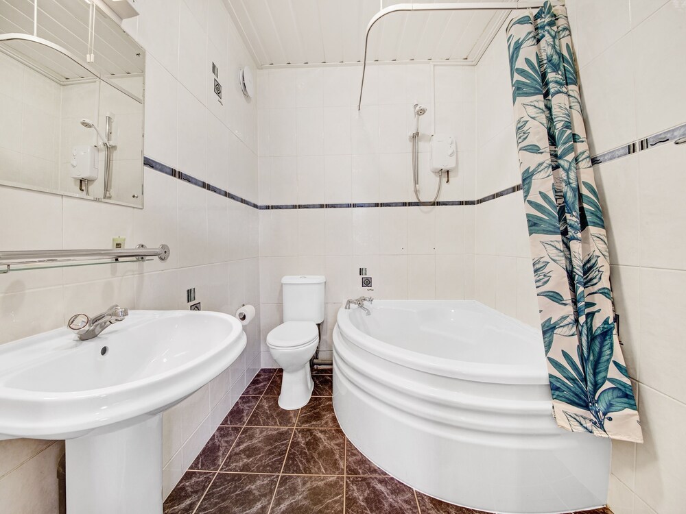 OYO Bostons Manor Hotel