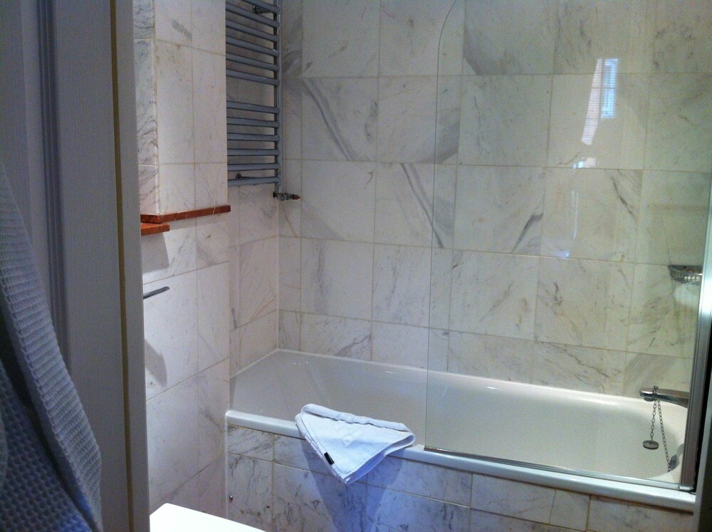 Bathroom shower, Twenty Nevern Square Hotel