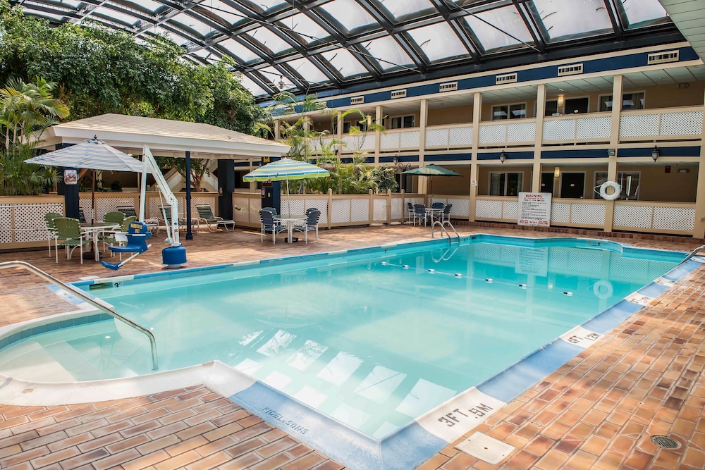Waterfront Hotel And Conference Center In Indianapolis