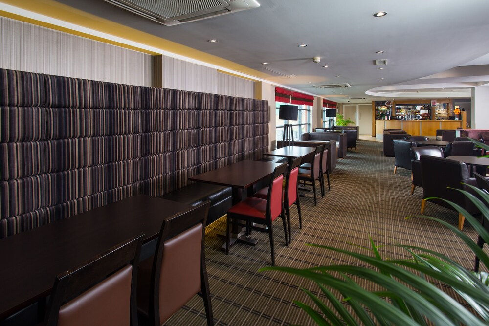 Holiday Inn Express London Luton Airport, an IHG Hotel