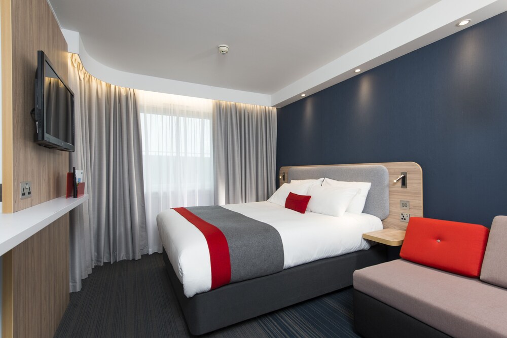 Holiday Inn Express London Luton Airport, an IHG Hotel