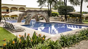 Una piscina al aire libre
