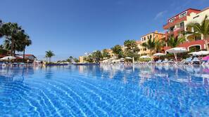 3 piscinas al aire libre, sombrillas, tumbonas