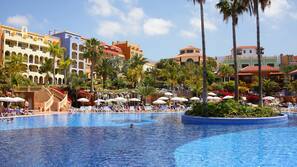 3 piscinas al aire libre, sombrillas, tumbonas